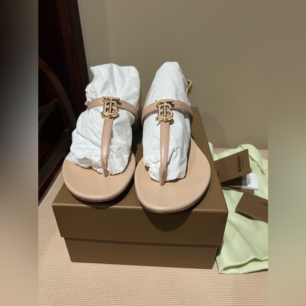 NIB- Burberry Emily 20 sandals - Picture 1 of 5